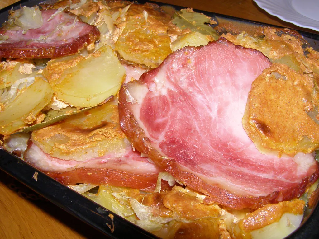 Složenac od krumpira s kiselim kupusom i dimljenim mesom