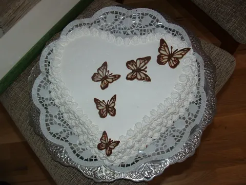 Voćna torta s leptirima od čokolade