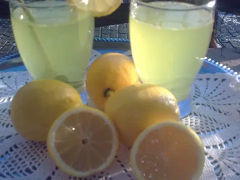 Domaci sok od limuna