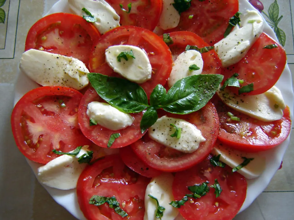 Rajčice s mozzarellom (salata Caprese)