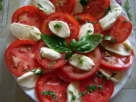 Rajčice s mozzarellom (salata Caprese)