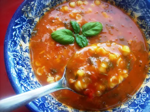 Juha od rajčice sa tjesteninom i bosiljkom