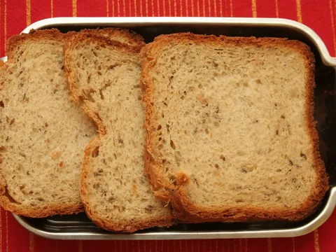 Kruh sa sjemenkama i pancetom