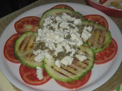 Salata od rajčica, tikvica i fete