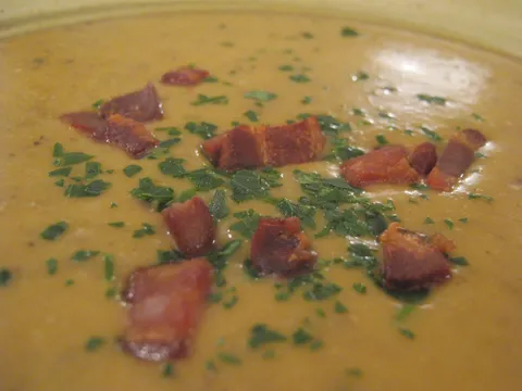 Pikantna krem juha od grahorica s hrskavim špekom