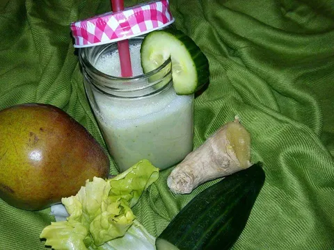 Krastavac smoothie sa salatom i kruškama