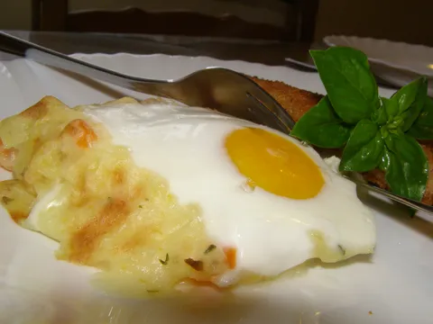 Pečena jaja u pireu od povrća