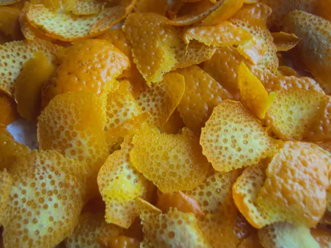 Sušim (samo malo) koricu naranče