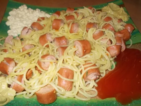 Hrenovke nanizane na spagete :)
