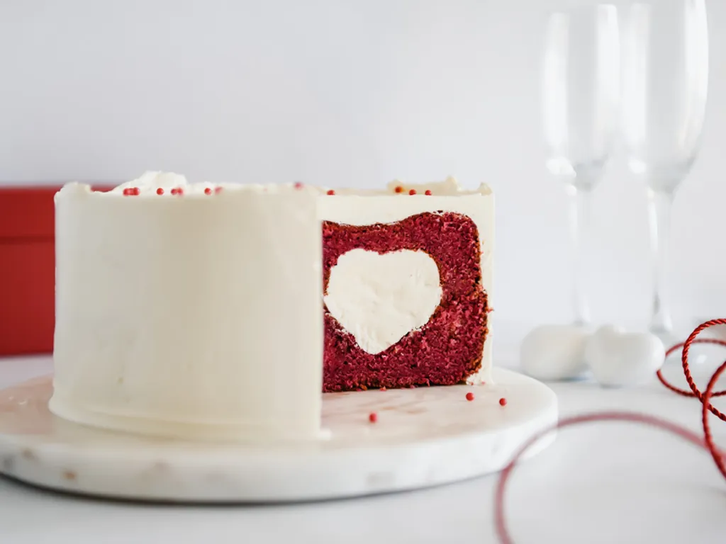 Red velvet torta s kremom u obliku srca