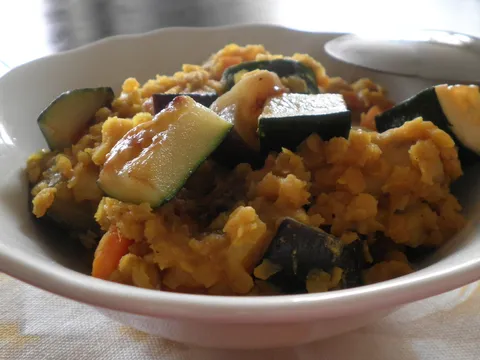 Curry od crvene lece s povrcem