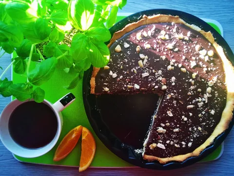 Tart sa čokoladom karamelom i lješnjacima