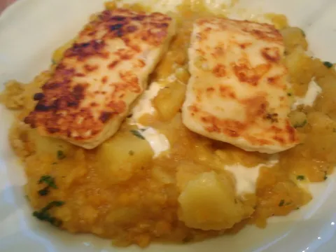 krompir sa curry-jem &#38; crvenim lećem ispod pečenog grčkog sira