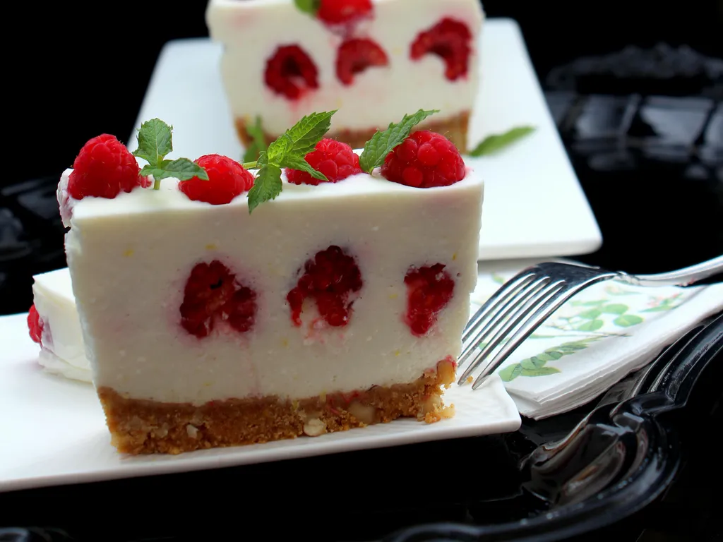 Lemon Yogurt Cheese Cake with Raspberries