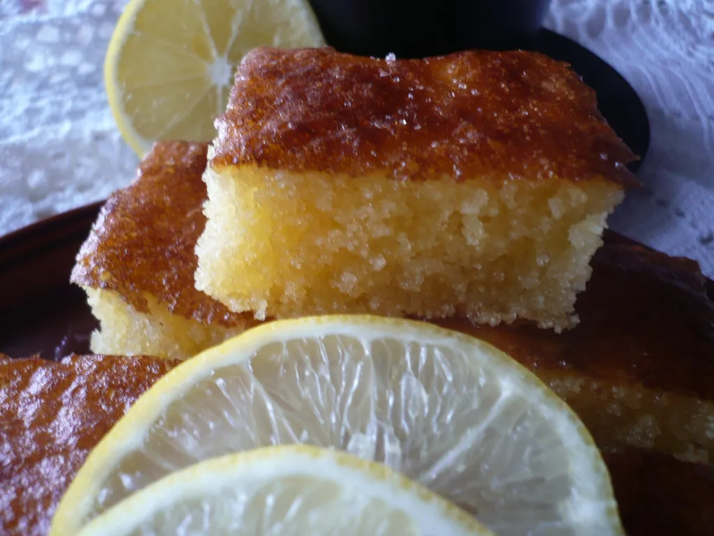Starinski kolač s grizom, limunom i medom..