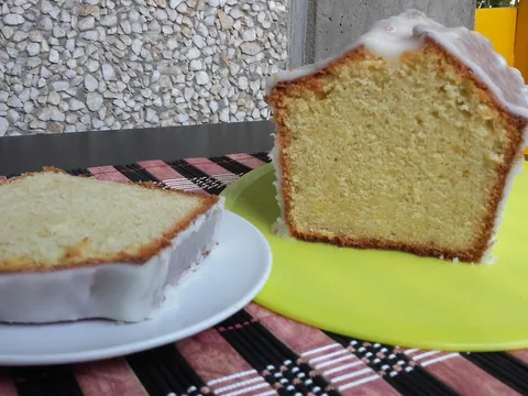 Lemon cake with lemon frosting