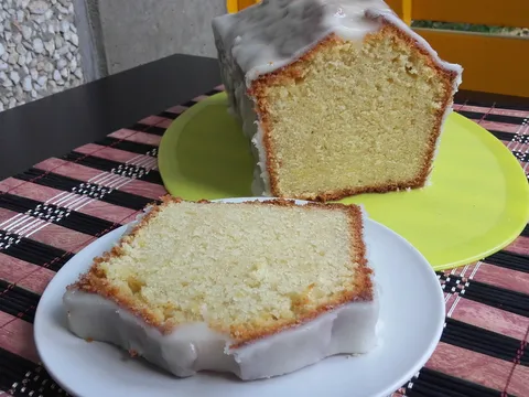 Lemon cake with lemon frosting