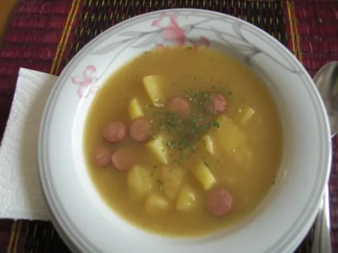 Krepka juha od krompira sa beby kobasicama