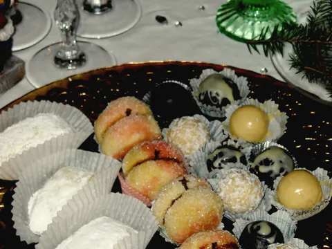 Štrudlice od smokava by betinna,breskve by Pomoravka,i po neka cokoladna,kokos bomba:)