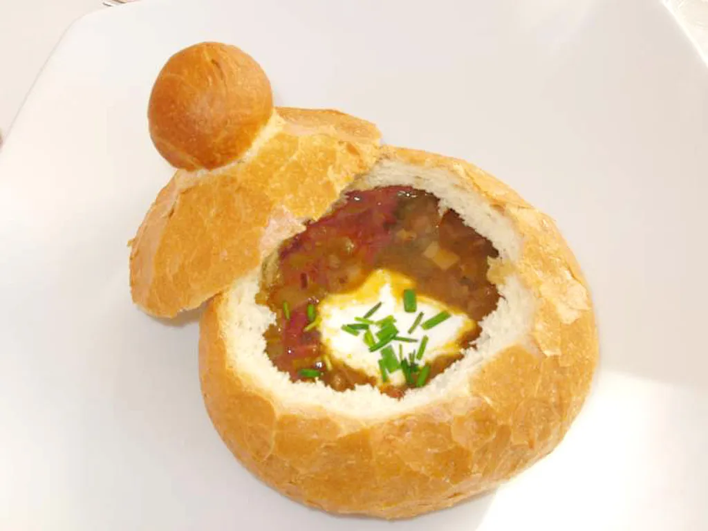 Gusta juha od gljiva u kruhu