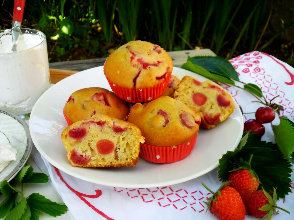 muffinsi sa trešnjama i jagodama