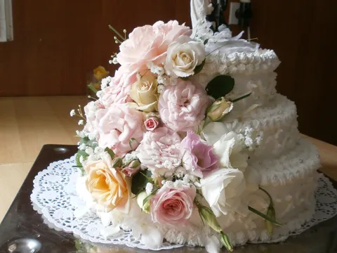 svadbena torta na 3 kata ukrašena ružama