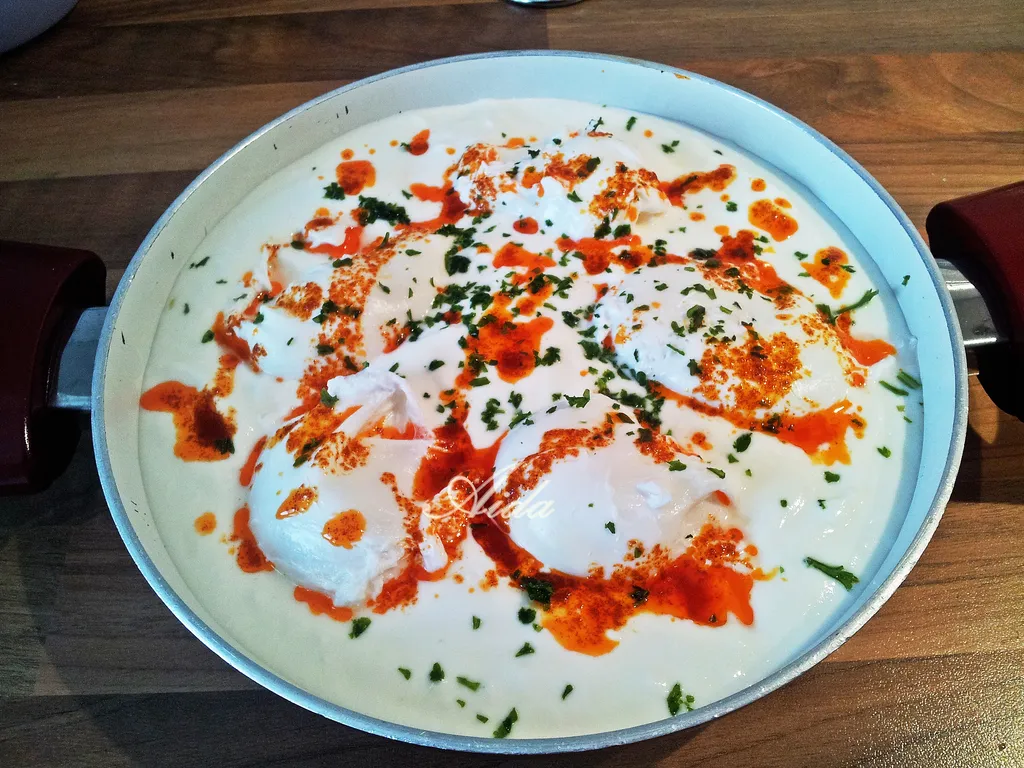 Posirana jaja u jogurtu na turski nacin (Cilbir)