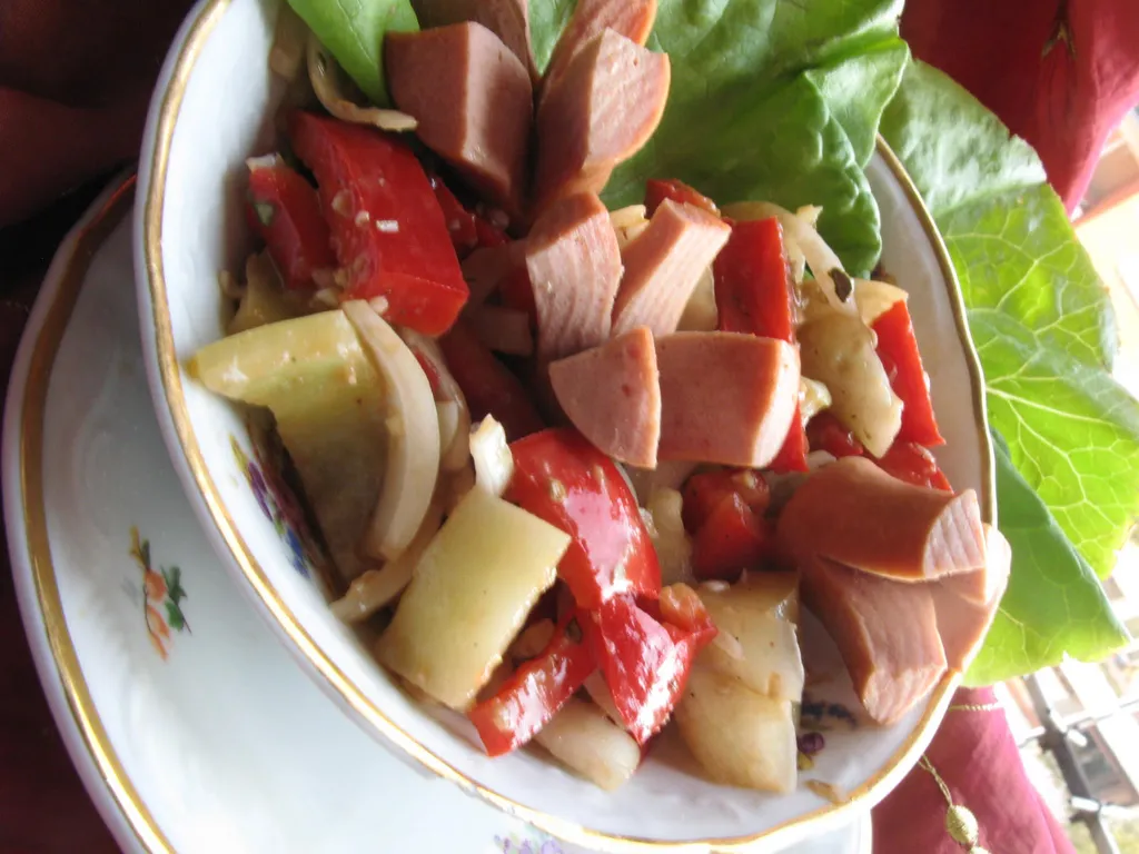 Salata od paprika i hrenovki