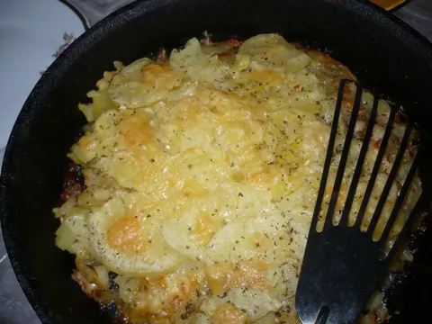 Krumpir zapecen sa lukom i sirom