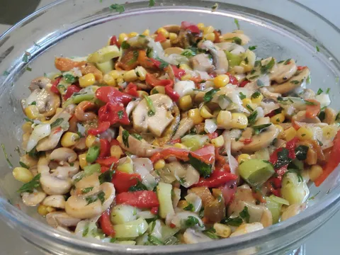 Salata od šampinjona,prase i pečenih paprika
