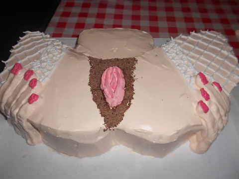 Torte gole žene