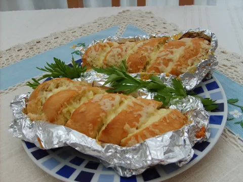 Kruh sa ćešnjakom i sirom (Garlic bread with cheese)