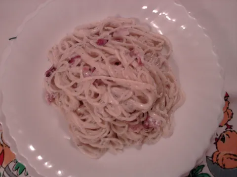 Špageti s vrhnjem i špekom