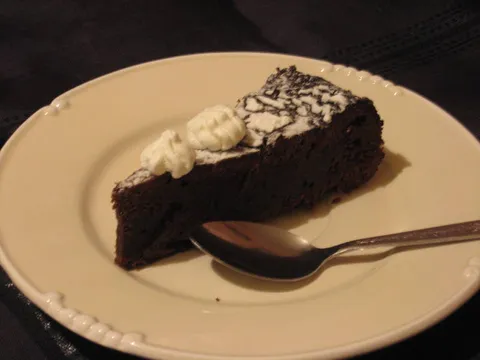 Topla čokoladna torta