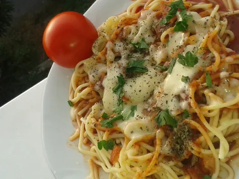 Špageti s umakom od rajčice sa curry začinom