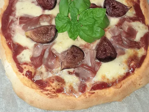 Pizza s mozzarellom, pršutom i smokvama