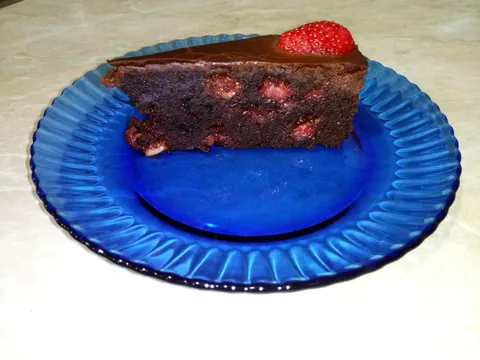 Strawberry Chocolate Truffle cake by Mimi Atlanta presjek