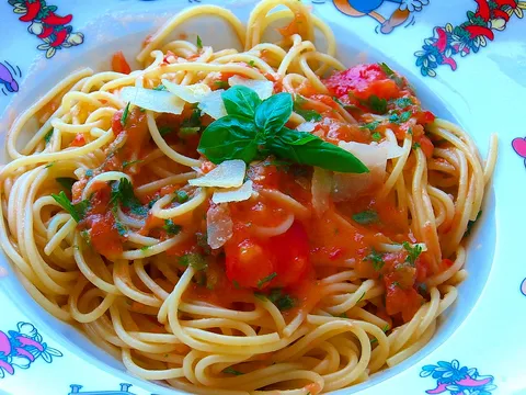 Špageti sa umakom od svježih rajčica