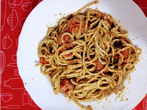 Špageti s pestom od rikole i cherry rajčicama