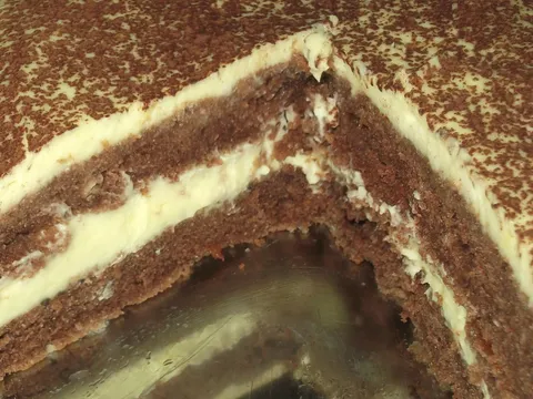 Tamni sponge kolač sa kremom