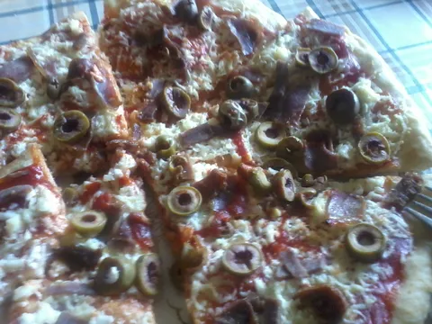 Pizza, a la moj način ... ;) Hrskavo čudo :)