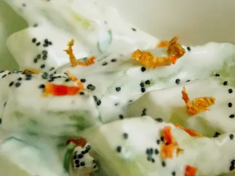 Kremasta salata od krastavaca s' makom