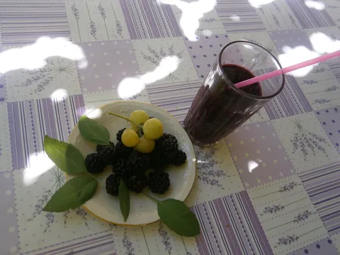 Smothie od kupina i bijelog grožđa sa đumbirom