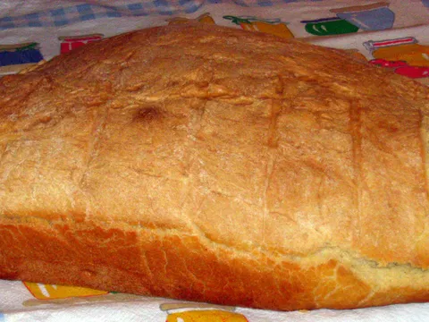 Štruca kruha od bijelog i kukuruznog brašna