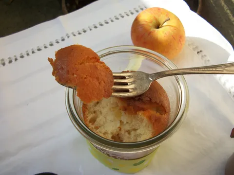 Kolac s jabukom u staklenci