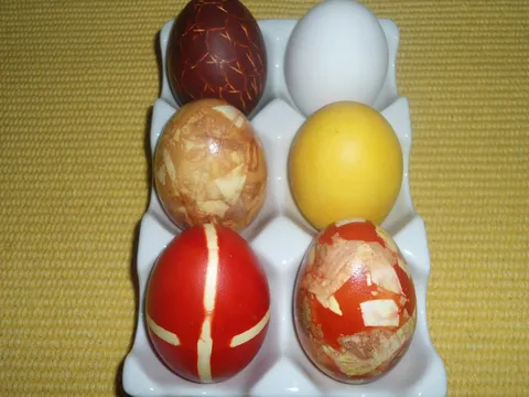 Uskrsnja jaja farbana kurkumom