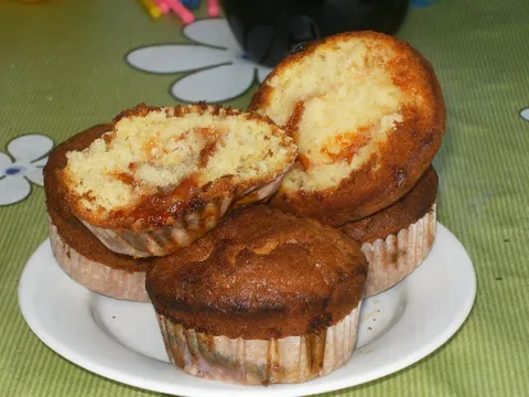 Muffini sa belom čokoladom i marmeladom od kajsija