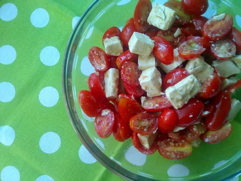 Salata od mini rajčica s feta sirom