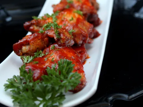 Crispy Baked Sriracha Chicken Wings