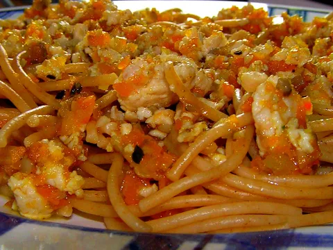 Integralni špageti s umakom od mrkve, šampinjona i puretine.